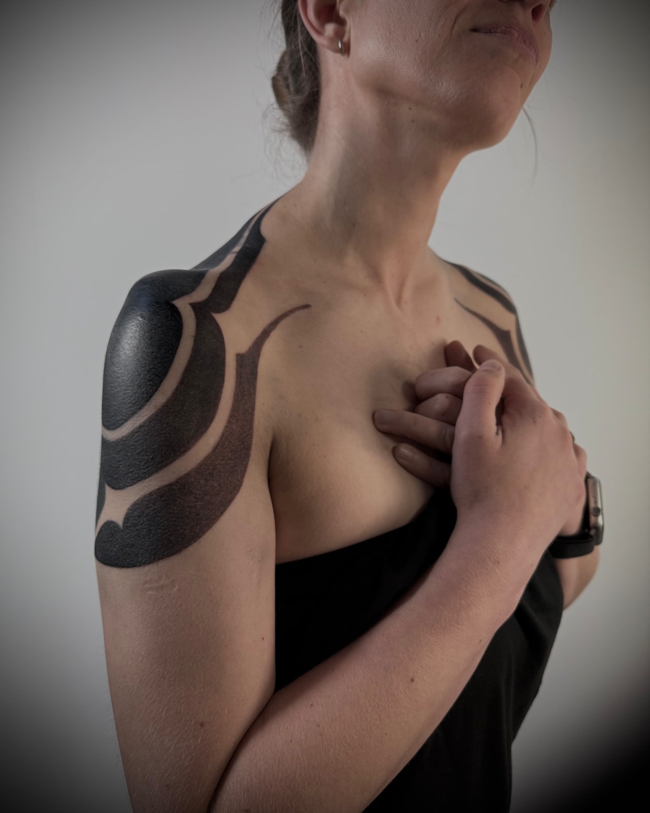 Neo-tribal blackwork tattoo on the shoulder